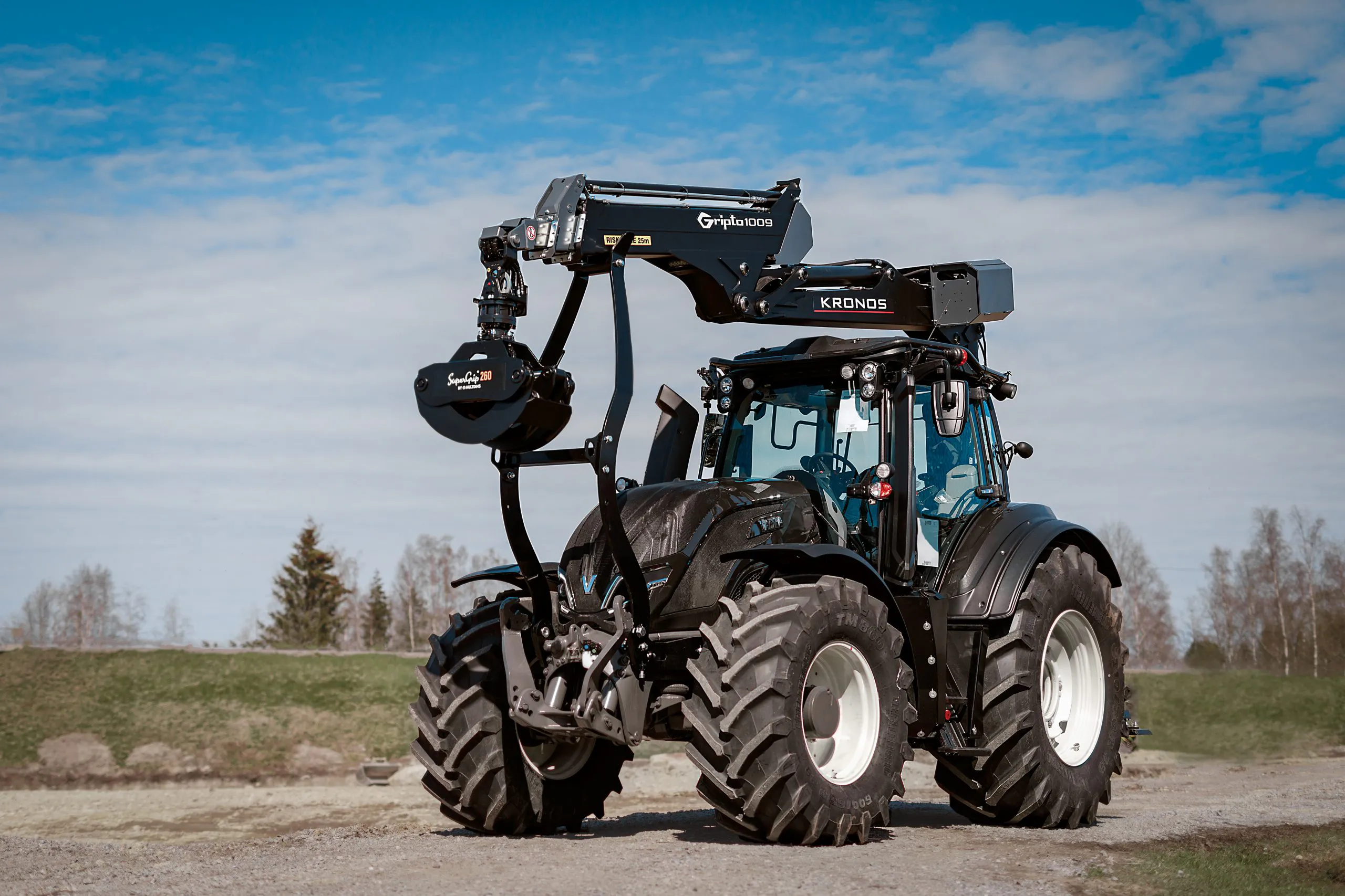 Żuraw X100 i przyczepa leśna PALMS, traktor gotowy do pracy w lesie