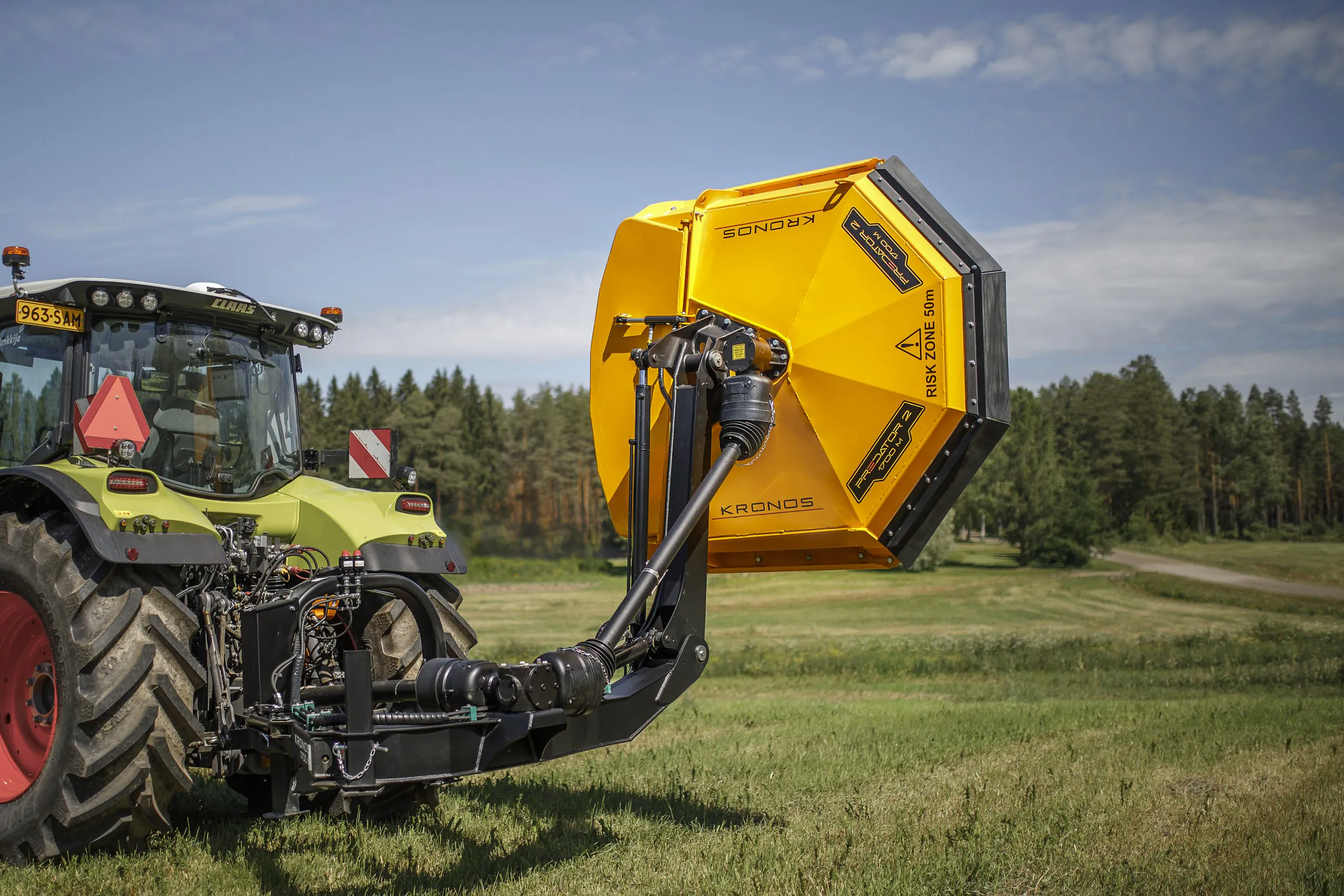 Żuraw X100 i przyczepa leśna PALMS, traktor gotowy do pracy w lesie