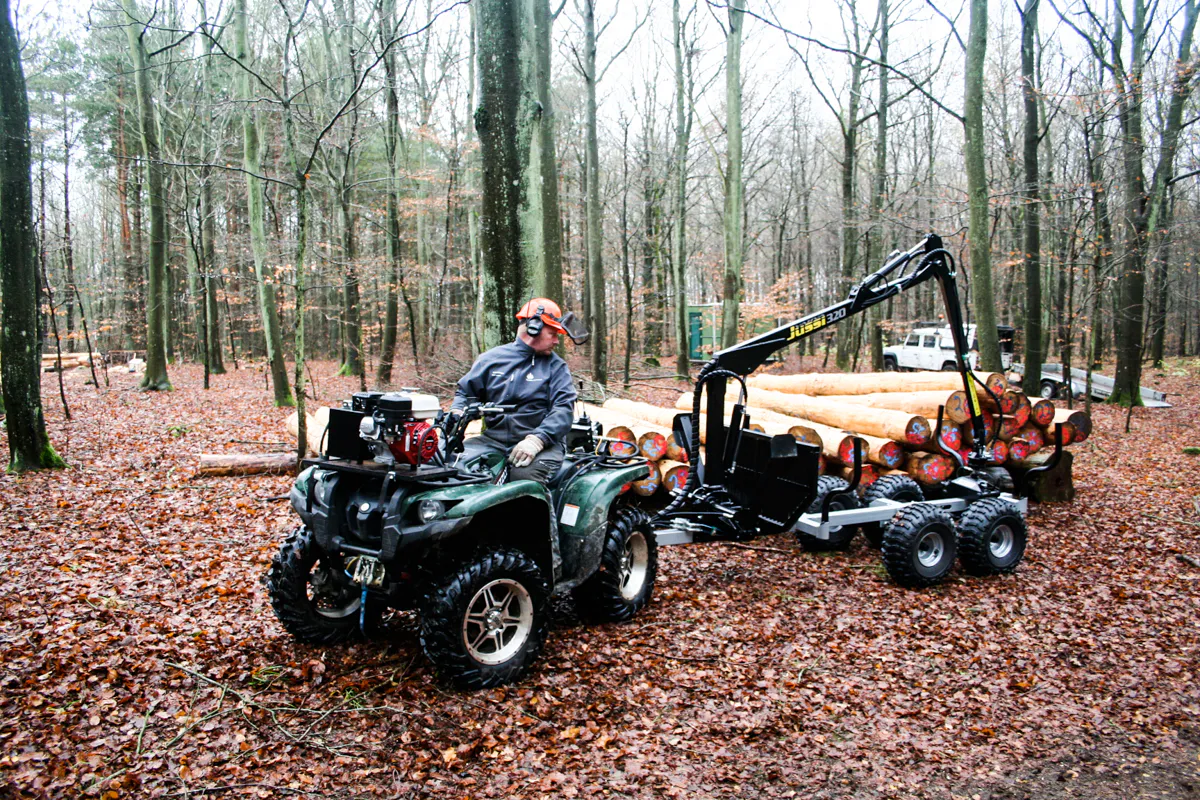 Żuraw X100 i przyczepa leśna PALMS, traktor gotowy do pracy w lesie