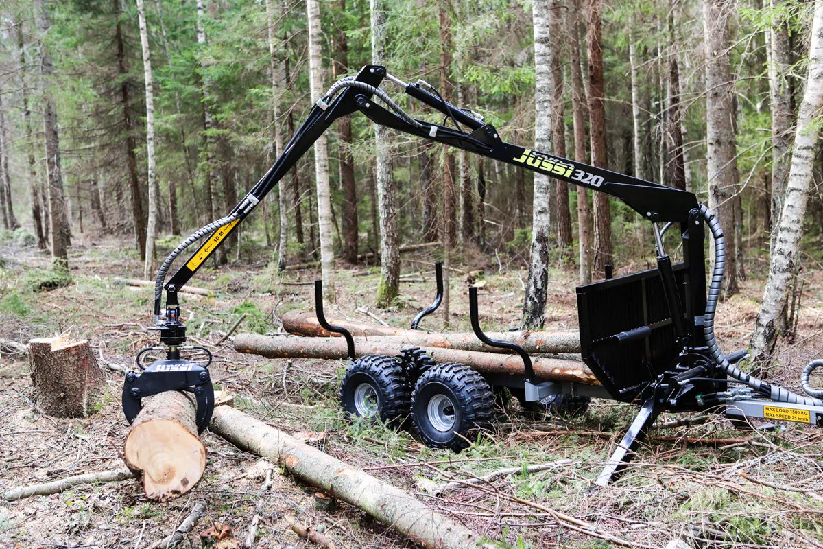 Żuraw X100 i przyczepa leśna PALMS, traktor gotowy do pracy w lesie
