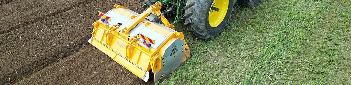 Żuraw X100 i przyczepa leśna PALMS, traktor gotowy do pracy w lesie