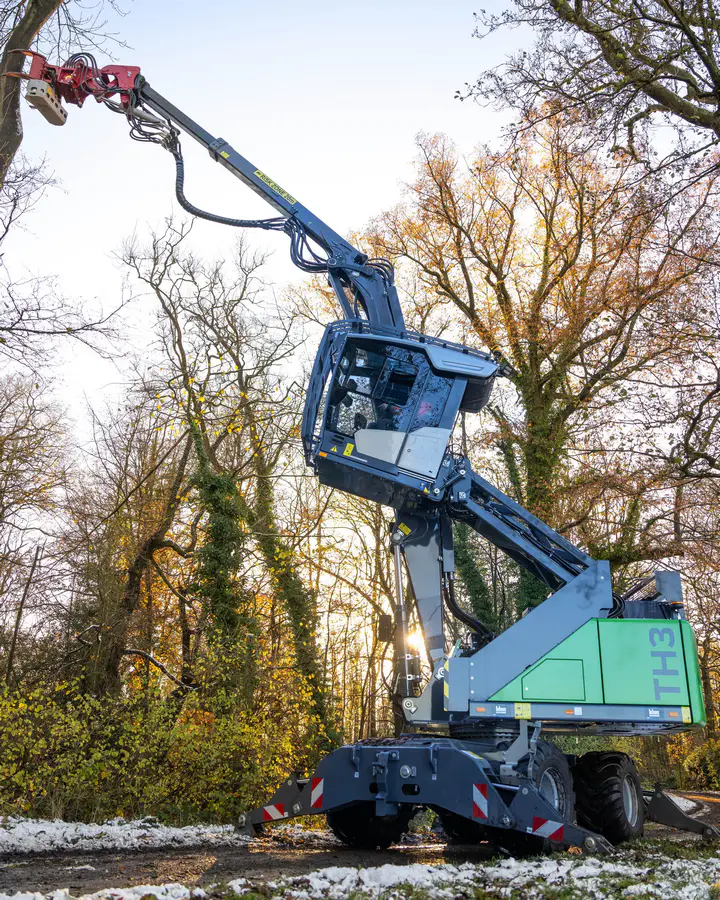 Żuraw X100 i przyczepa leśna PALMS, traktor gotowy do pracy w lesie
