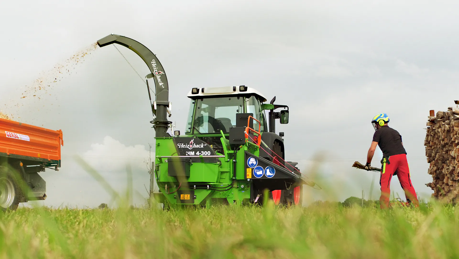 Żuraw X100 i przyczepa leśna PALMS, traktor gotowy do pracy w lesie