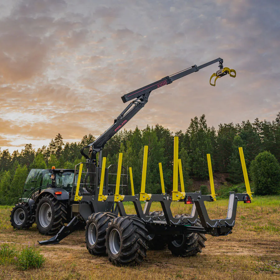 Żuraw X100 i przyczepa leśna PALMS, traktor gotowy do pracy w lesie