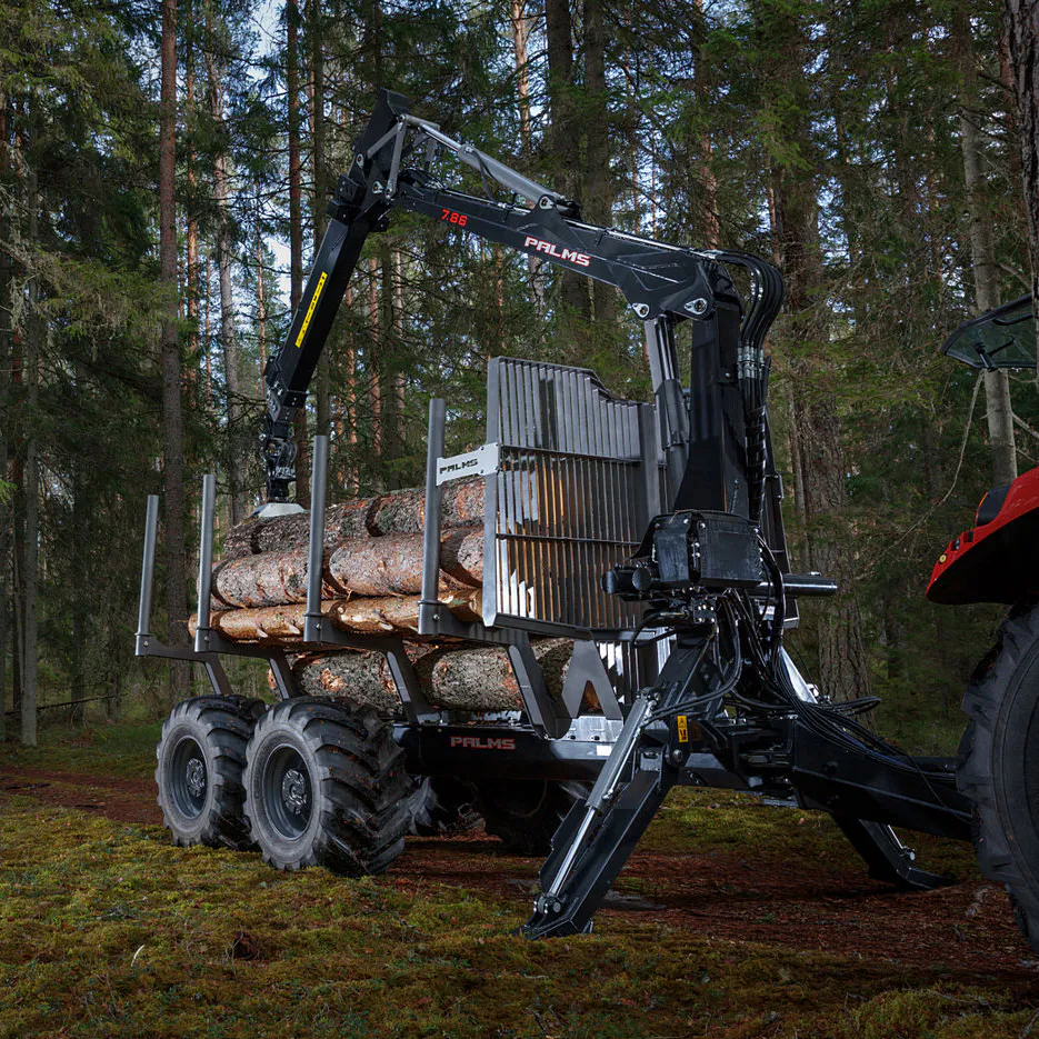 Żuraw X100 i przyczepa leśna PALMS, traktor gotowy do pracy w lesie